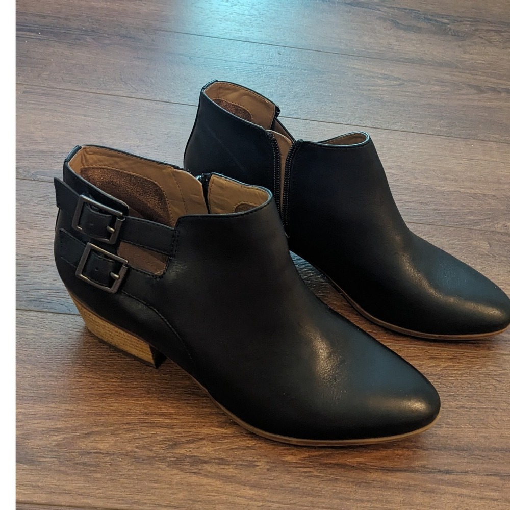 Clarks Spye Ankle Booties Black‎ Leather Buckle Accents Low Heel Comfortable